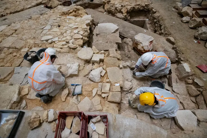 Notre-Dame'ın altındaki ürkütücü tabutun gizemi çözüldü: Süvari olarak adlandırılan cesedin kimliği açıklandı 4 Notre-Dame'ın altındaki ürkütücü tabutun gizemi çözüldü: Süvari olarak adlandırılan cesedin kimliği açıklandı 4