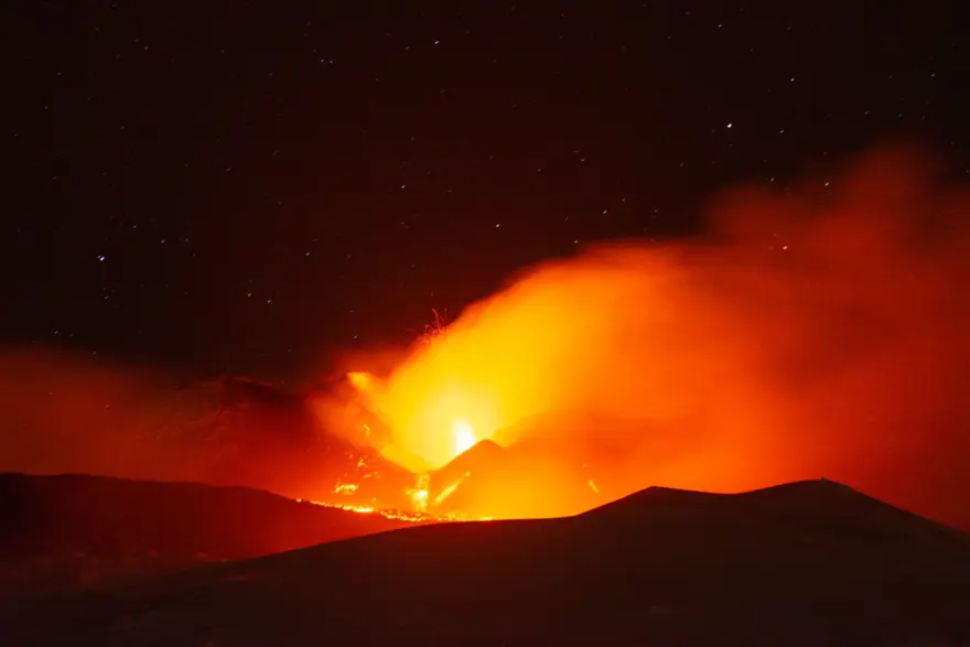 Etna Yanardağı yeniden faaliyete geçti 