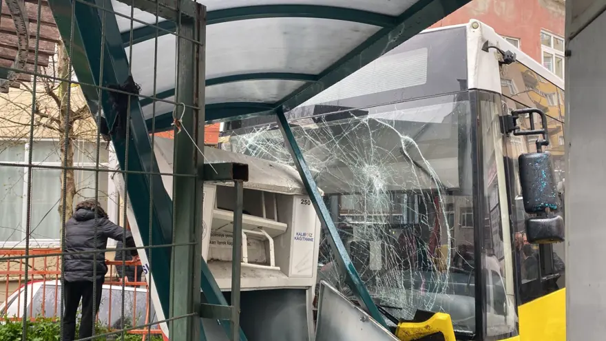 Kontrolden çıkan halk otobüsü durağa daldı 8