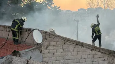 Çardakta çıkan yangın eve sıçradı