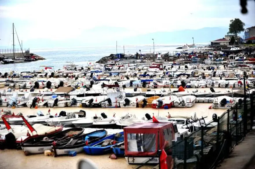 Deniz salyasıyla kaplanan Mudanya Yat Limanı, havadan görüntülendi 1