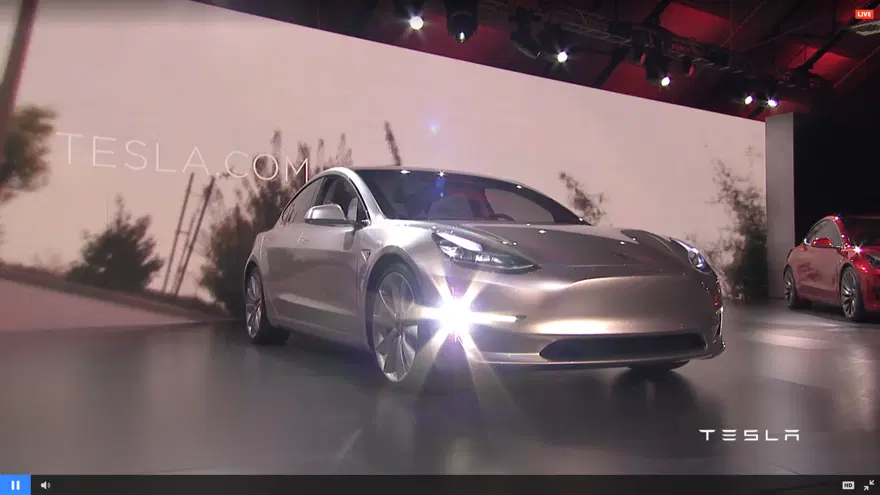 Tesla Model 3 görücüye çıktı 39