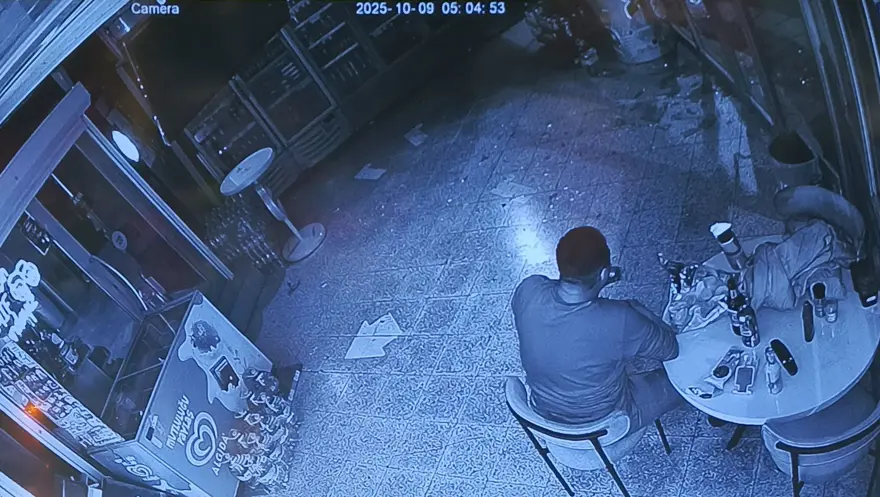 Marketin camını kırıp içeri girdi: Yedi, içti ve gitti Marketin camını kırıp içeri girdi: Yedi, içti ve gitti