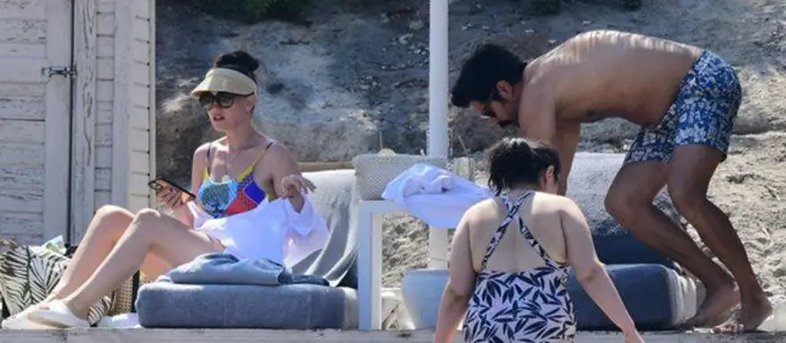 Burak Özçivit ve Fahriye Evcen oğulları Karan ile tatilde 