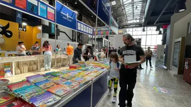 12. Kocaeli Kitap Fuarı kapılarını açtı: Dev çınarlara 5 bin kitap asıldı