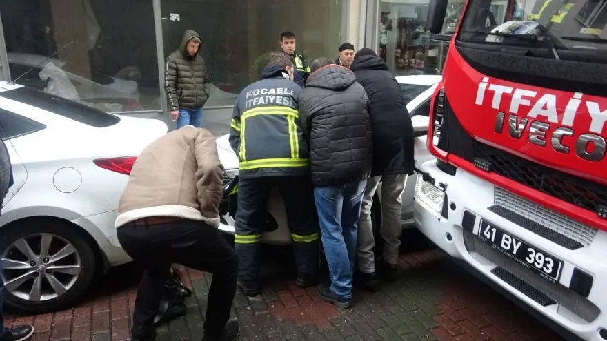 Yangına giden itfaiye aracı hatalı park yüzünden sokakta sıkıştı 4