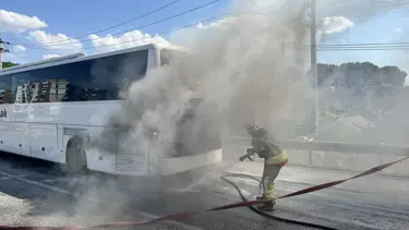 Manisa'da yolcu otobüsü alev aldı
