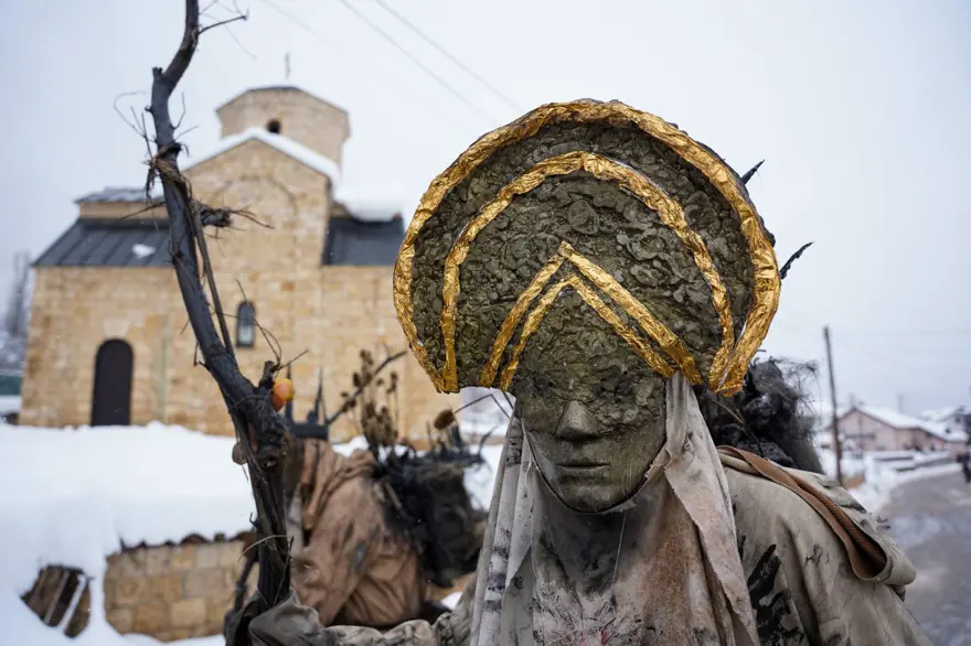14 asırlık geleneğin görüntüleri damga vurdu: Maske ve kostümler; işte Vevçani Karnavalı 9