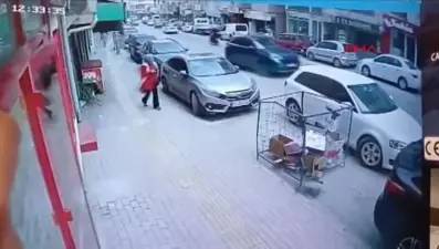 Çatıdan uçan sacın altında kalmaktan son anda kurtuldu