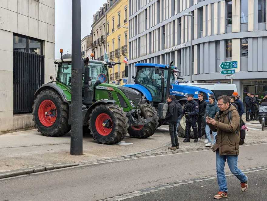 Fransa'da ödemeleri geciken çiftçilerden gübreli protesto 18