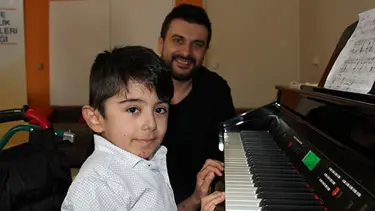 Omurilik felçlisi minik piyanist, Gökhan Tepe'nin konserinde çaldı