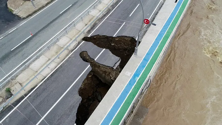 Rize'de sağanak ve heyelan: 11 ev boşaltıldı, karayolu çöktü 12