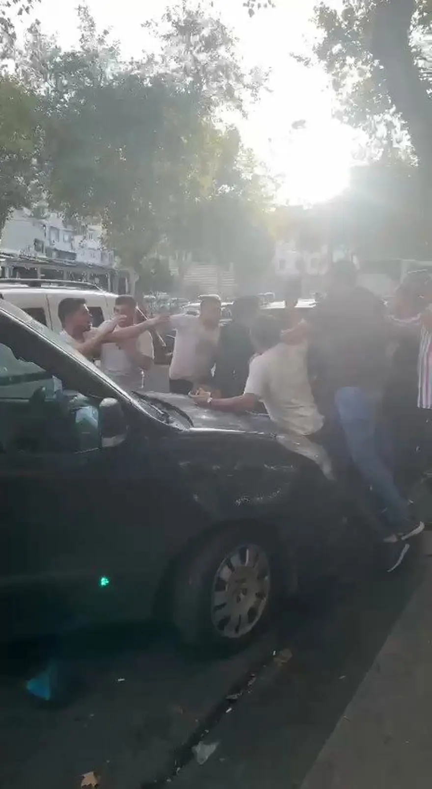 Fatih’te park yerikavgasında bıçaklar çekildi 3