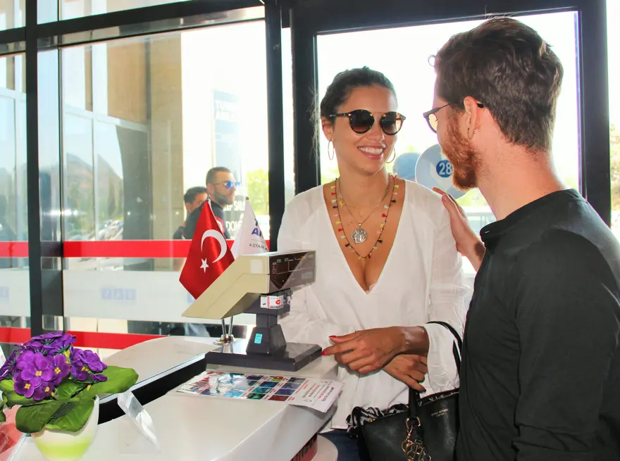 Adriana Lima Miami'ye yalnız döndü 1