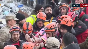 İskenderun'da aynı enkazdaki 9 kişiden 6'sı 102'nci saatte kurtarıldı