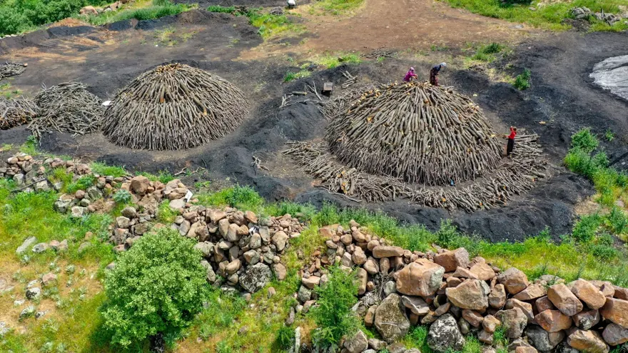 Ekmeklerini mangal kömüründen çıkarıyorlar 22