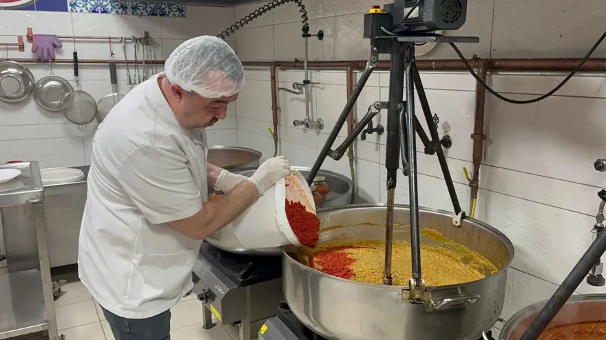 Balkanların geleneksel lezzetini Bursa'ya getirdi: 6 saat kaynatılarak hazırlanıyor 5