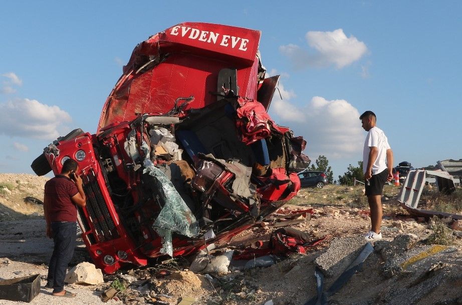 Mersin'de nakliye kamyonu kaza yaptı: 4 ölü
