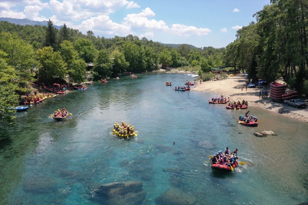 Dünyanın önemli rafting rotalarından biri kabul edilen 'Köprüçay' adrenalin tutkunlarına heyecan yaşatıyor
