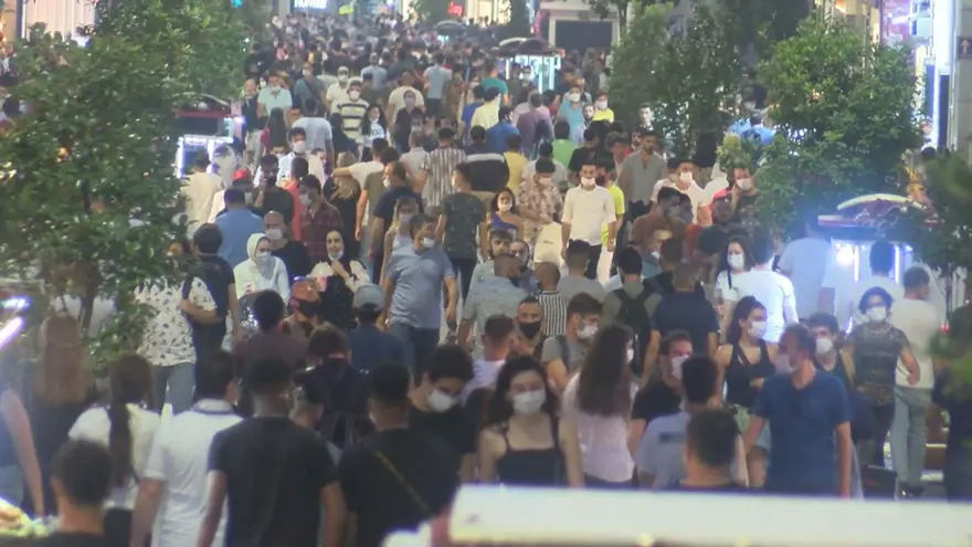İstiklal Caddesi'nde hafta sonu yoğunluğu 2 İstiklal Caddesi'nde hafta sonu yoğunluğu 2
