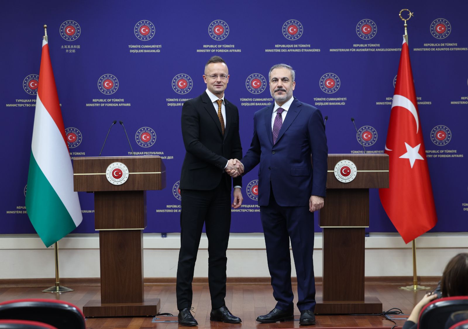Bakan Fidan ile bir araya gelen Macaristan Dışişleri Bakanı'ndan vize serbestisi açıklaması