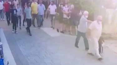 Linçten kaçmak için elinde bıçakla karakola sığındı