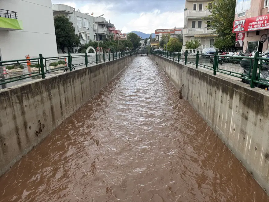 Marmaris’te sağanak: İş yerlerini su bastı 3 Marmaris’te sağanak: İş yerlerini su bastı 3