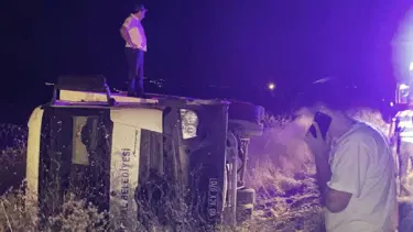 Çöp kamyonu şarampole devrildi, 3 kişi yaralandı