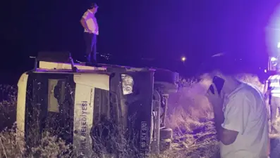 Çöp kamyonu şarampole devrildi, 3 kişi yaralandı