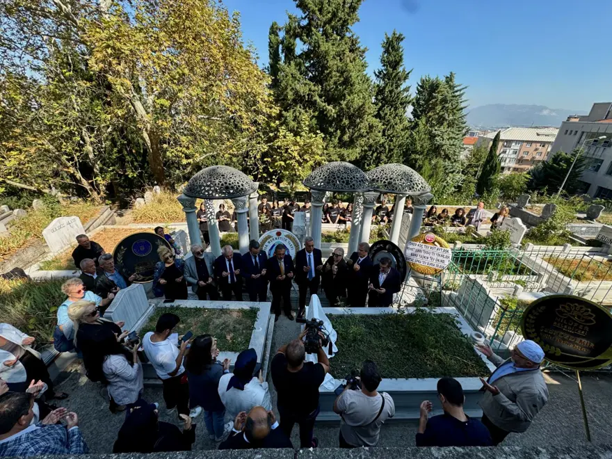 Zeki Müren vefatının 28'inci yılında mezarı başında anıldı 5 Zeki Müren vefatının 28'inci yılında mezarı başında anıldı 5