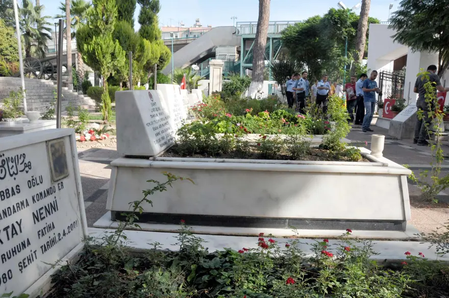 Şehitlerin mezarlarındaki bayrakları çaldılar 