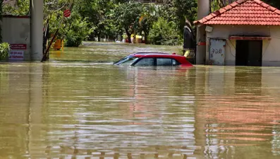 Hindistan’da sokaklar göle döndü