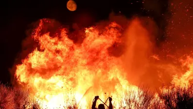 Bahçede ateş yakarken bütün ülkeyi tutuşturdu: Avrupa'da kıyamet sahneleri