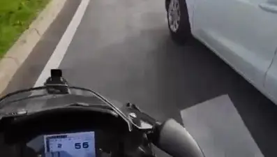 Önüne ani manevra yapan otomobilin dikiz aynasını kırdı