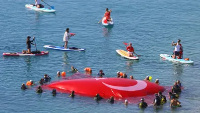Antalya'da dalgıçlar denizde dev Türk bayrağı açtı