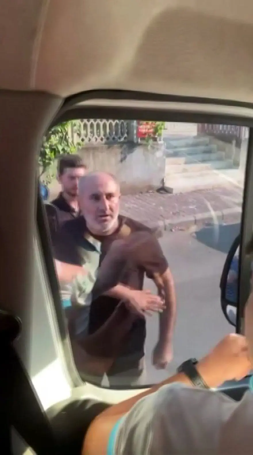 Trafikte dehşet anları: Bıçak gösterip kapıyı ve camı yumrukladı 