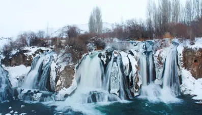Muradiye Şelalesi beyaza büründü