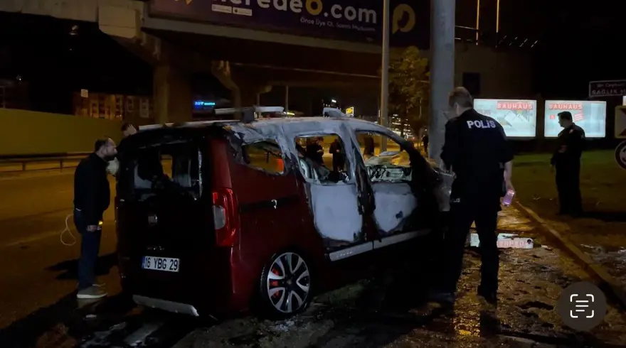 Bursa'da kaza: Direğe çarpan araç alev aldı, 1 kişi yaralandı 4