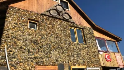 Evinin dış cephe mantolaması için 8 bin lira istenince mantolamayı kendi yöntemiyle yaptı