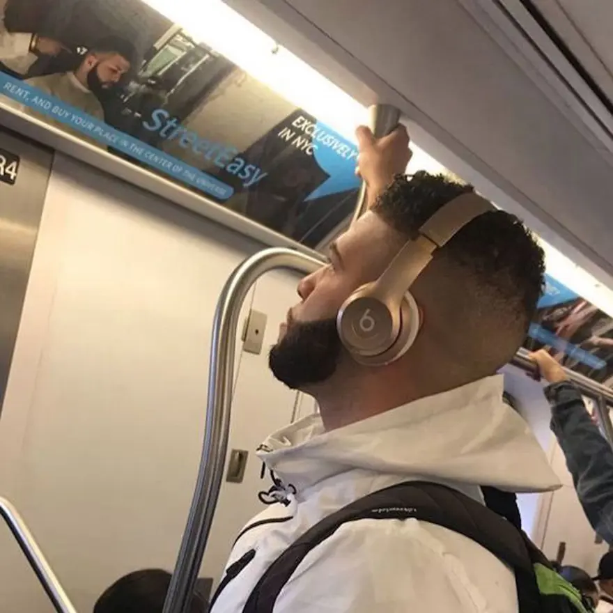 Reklam panosunda ikizinizle karşılaşsanız ne yapardınız? (Metroda fenomen oldular) 4