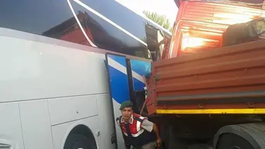 Otobüs TIR'la çarpıştı: 31 yaralı
