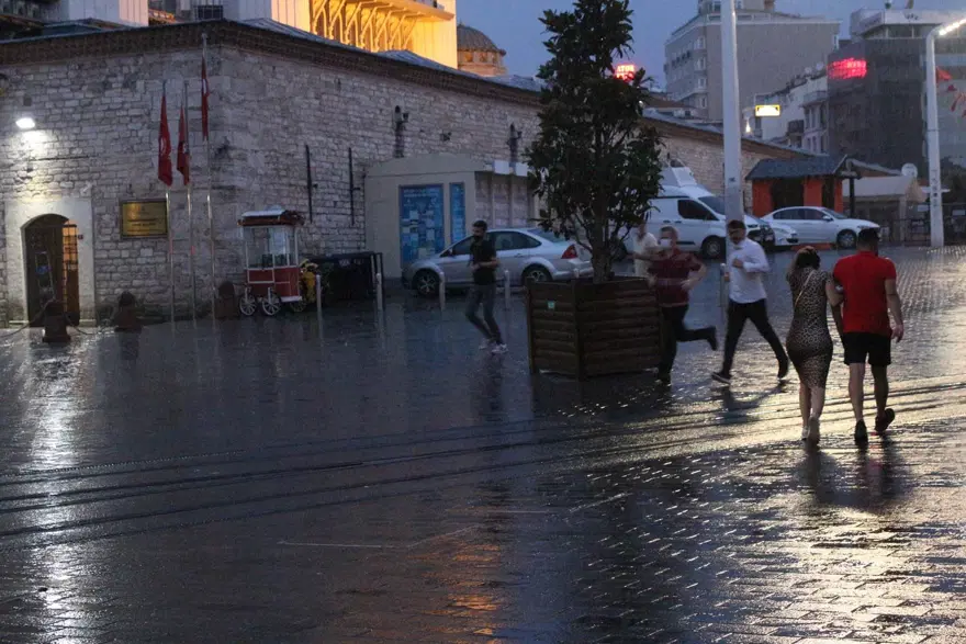 İstanbullular güne yağmurla uyandı 7 İstanbullular güne yağmurla uyandı 7