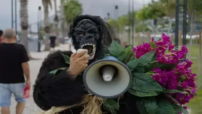 Şarkıcı Aydın Aydın, maymun çiçeği hastalığına dikkat çekmek için goril kostümü giydi