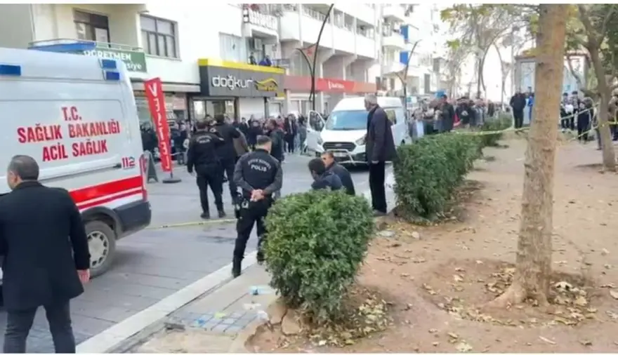 İlçeyisavaş alanına çeviren bıçaklı kavga: 8 yaralı 1