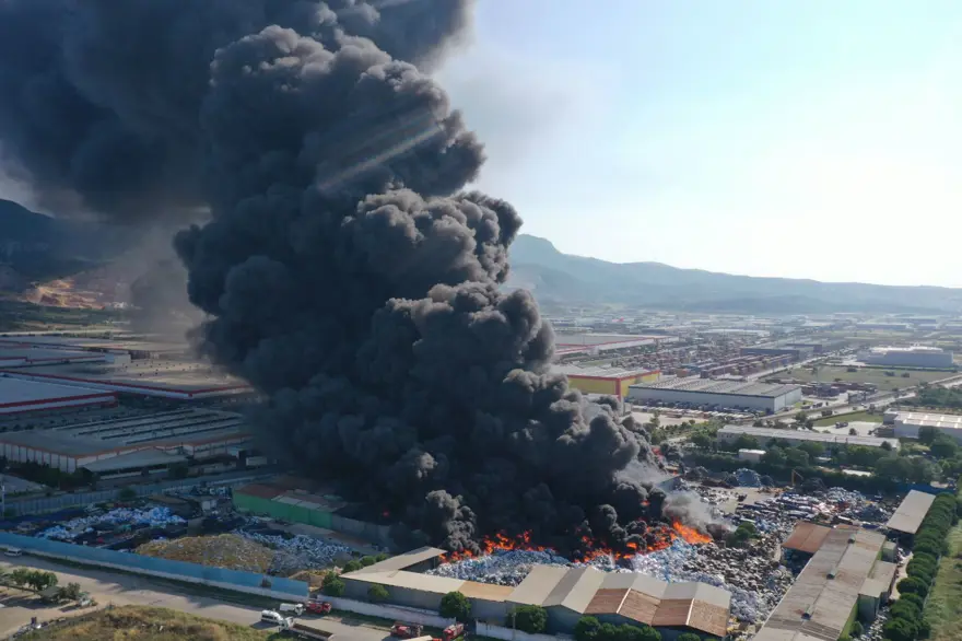 Manisa’da “mecbur kalmadıkça pencerelerinizi açmayın” uyarısı| (Dumanlar İzmir’e kadar ulaşmıştı) 2 Manisa’da “mecbur kalmadıkça pencerelerinizi açmayın” uyarısı| (Dumanlar İzmir’e kadar ulaşmıştı) 2