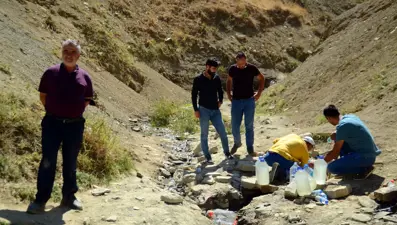 'Şifalı' sanılan pis suyu içmek için Türkiye'nin dört bir yanından Muş'a geliyorlar