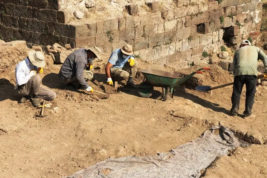 Bitlis Kalesi’nde Bizans ve Osmanlı dönemine ait bulgular bulundu 13 Bitlis Kalesi’nde Bizans ve Osmanlı dönemine ait bulgular bulundu 13