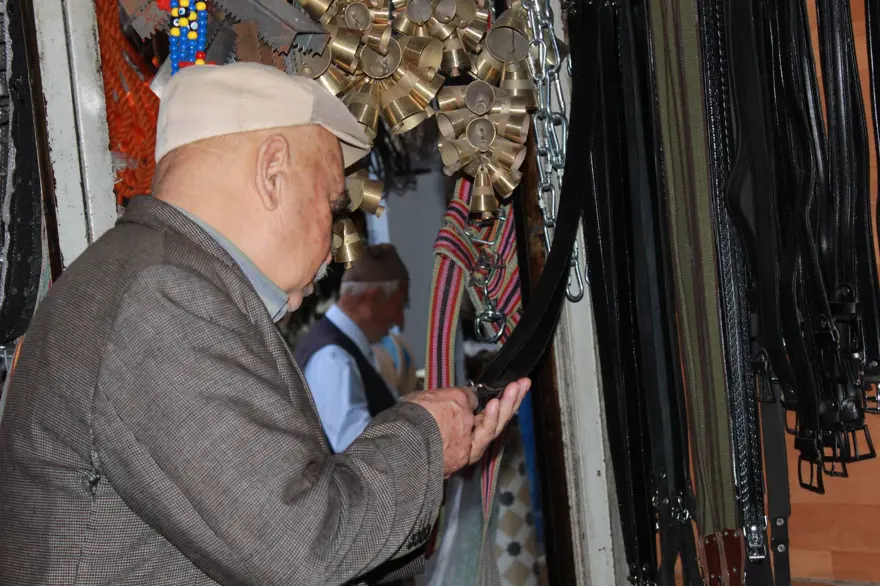 Mesleğe 10 yaşında başladı, yarım asırdır teknolojiye rağmen devam ediyor 4 Mesleğe 10 yaşında başladı, yarım asırdır teknolojiye rağmen devam ediyor 4