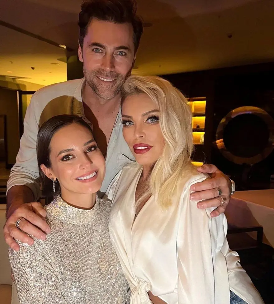 Ajda Pekkan'ın sahne kıyafeti gelinliğe benzetildi 6