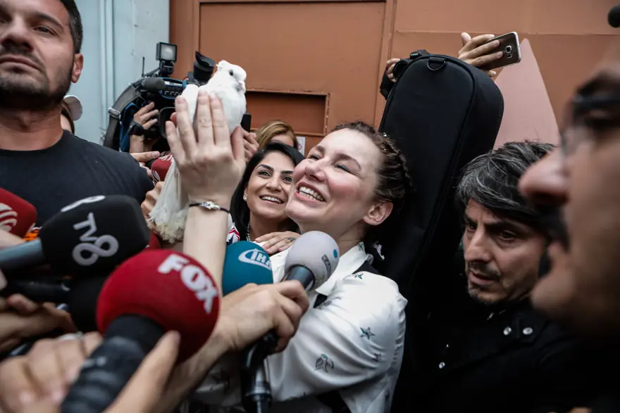 Deniz Seki tahliye oldu (Cezaevinden beyaz güvercinle çıktı) 6